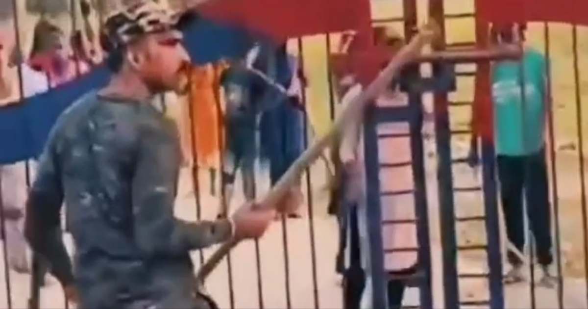 गांव में ‘उसको’ खोजने गई थी पुलिस, लाठी-डंडे के साथ थाने पहुंच गईं महिलाएं; असली बात अब पता चली