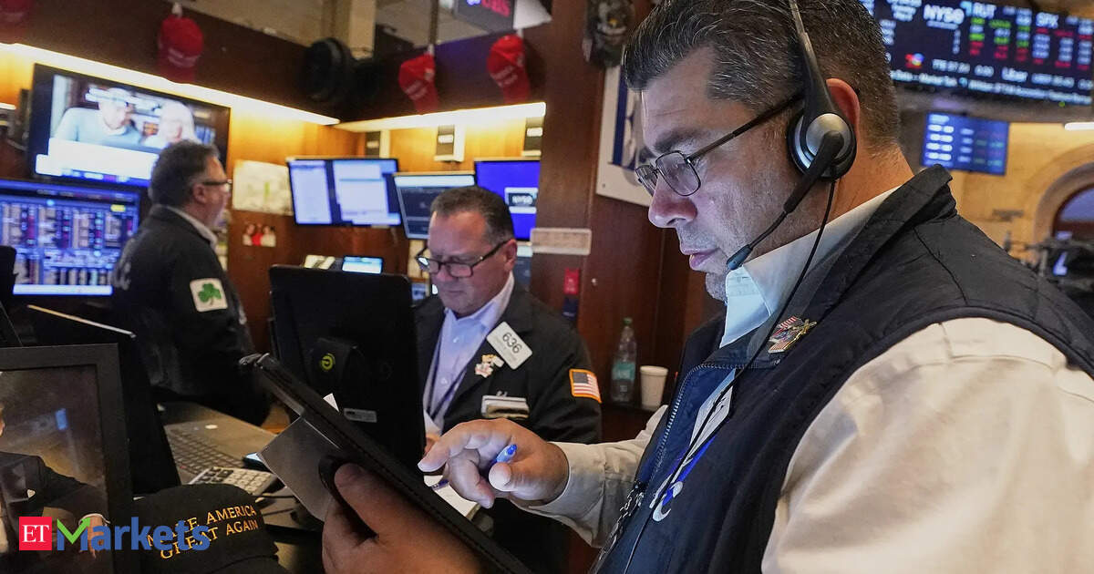US Stocks end flat as investors await US-China trade talks