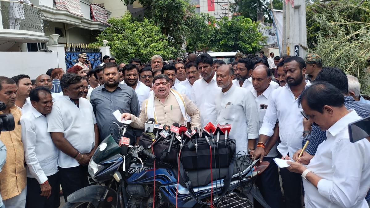 Kavitha’s ‘explosive letter’ confirms BJP-BRS alliance: Ponnam Prabhakar