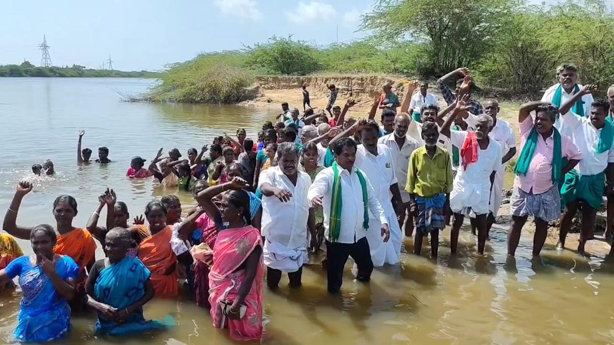 Farmers continue protest against regulator across Vettar river; over 120 detained