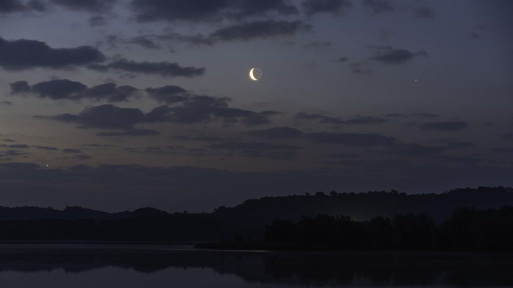 Venus, Saturn and the moon dazzle at dawn in ‘romantic’ photo from Chew Valley Lake (photo)