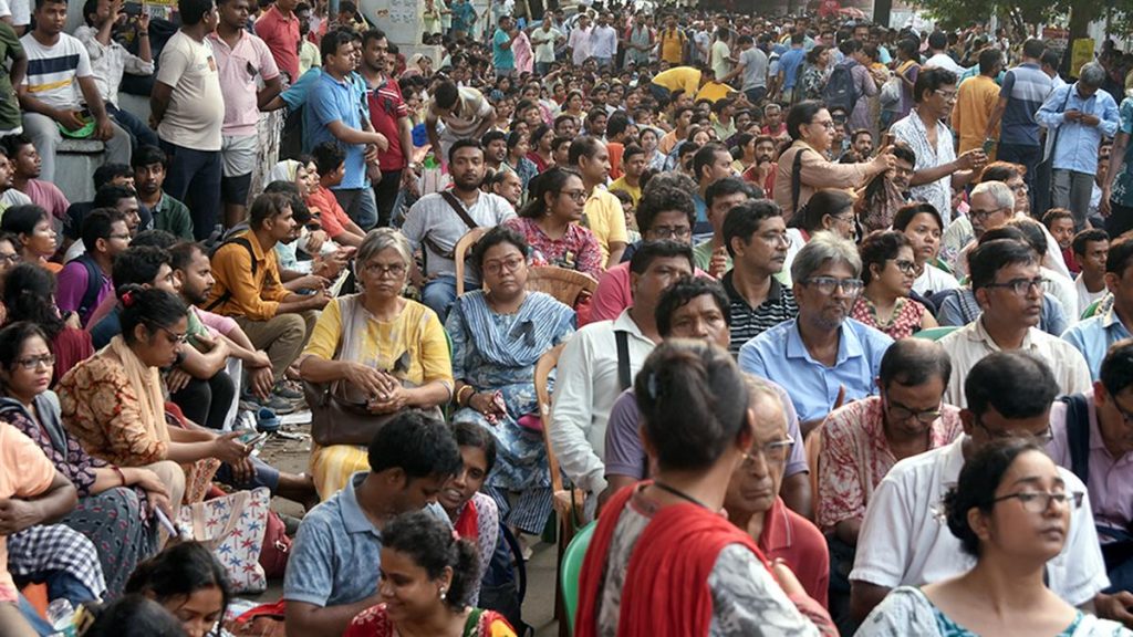 Construction of stage for protesting teachers at new site begins following Calcutta HC directive