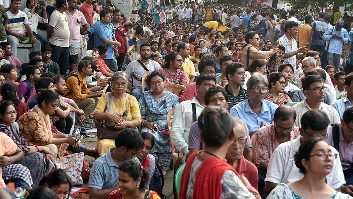 Construction of stage for protesting teachers at new site begins following Calcutta HC directive