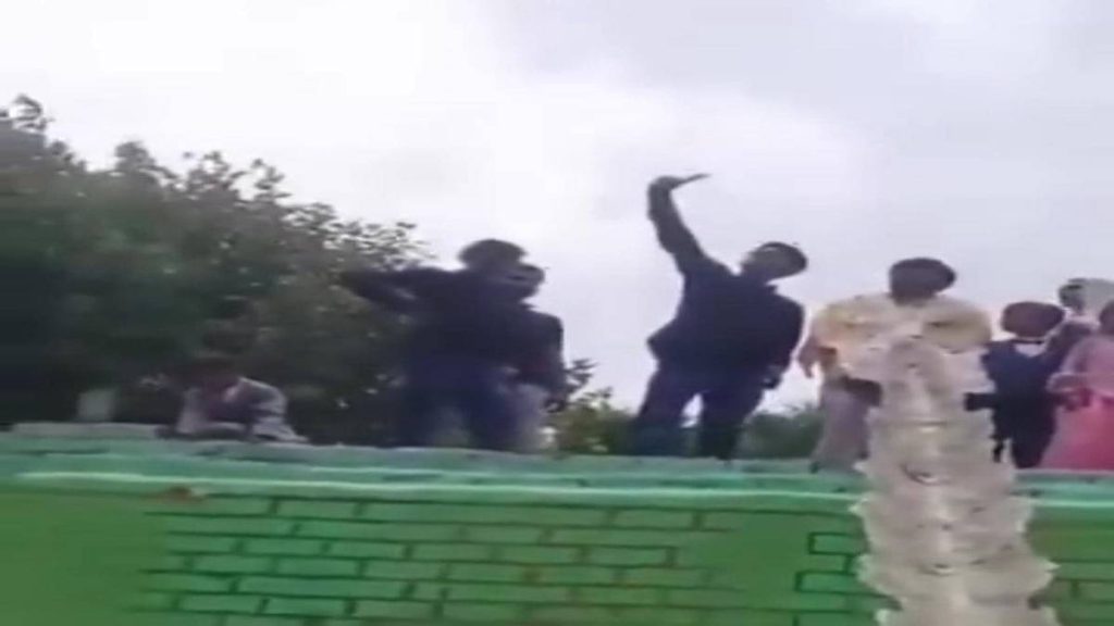 Watch: Groom’s Rs 14 Lakh Wedding Garland Snatched at Gunpoint, Family’s ‘Rented’ Reaction Goes Viral