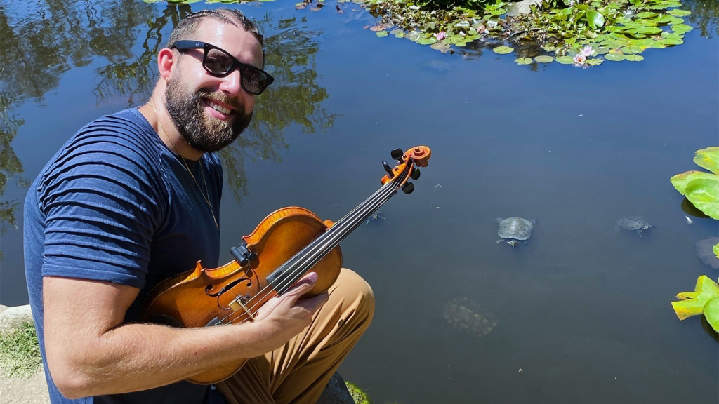 Turtles gather for sweet sounds of violinist