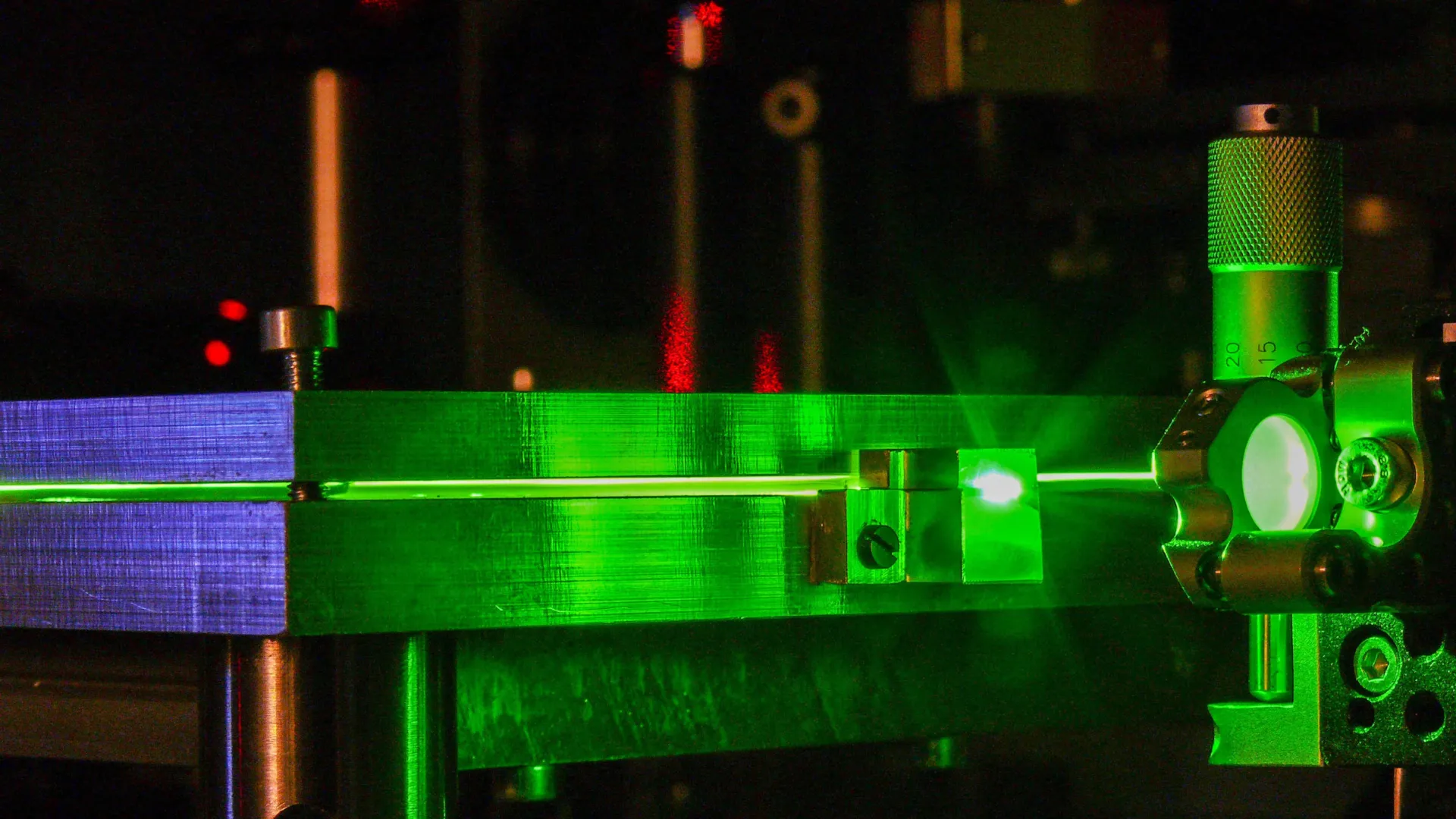 Scientists capture real-time birth of ultrafast laser pulses