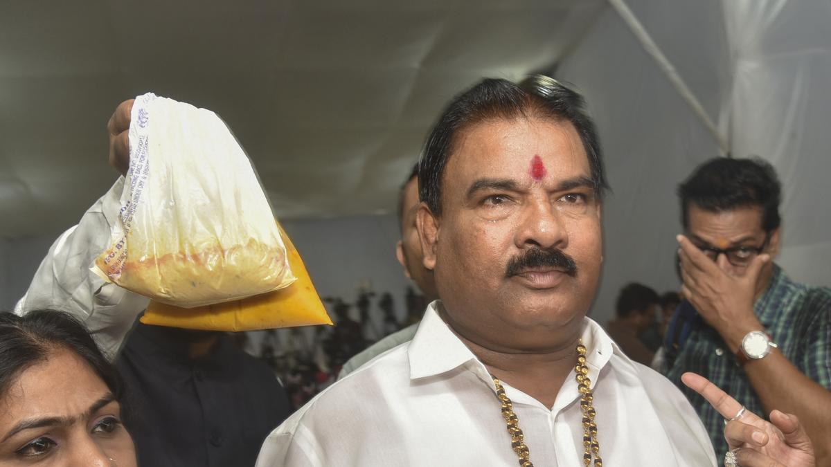 shiv-sena-mla-sanjay-gaikwad-slap-row:-police-file-non-cognisable-offence-in-canteen-worker-incident