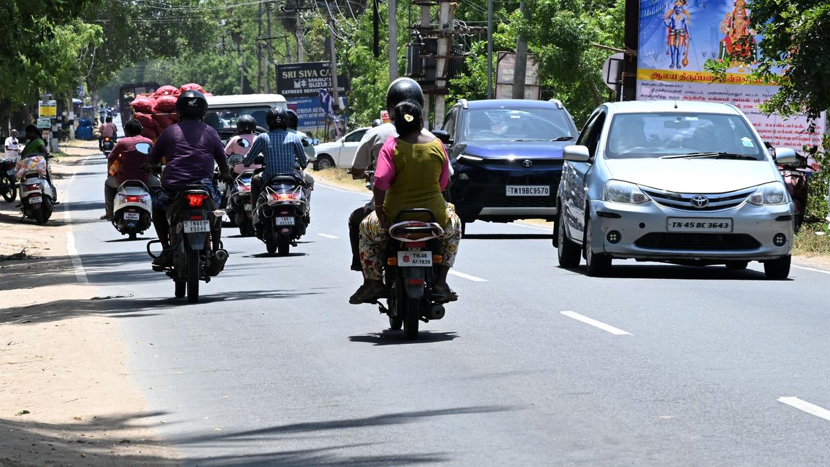 narrow-nochiam-manachanallur-road-proving-inadequate-for-handling-increasing-traffic