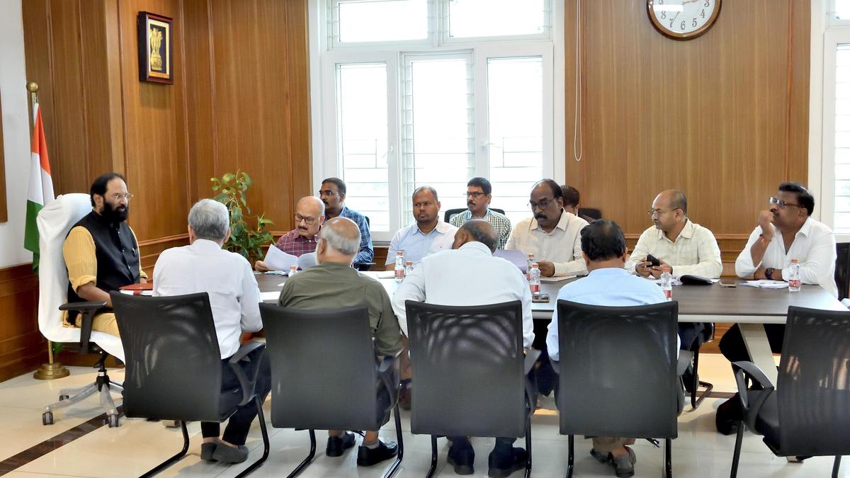 fast-track-land-acquisition-and-r&r-for-irrigation-projects:-uttam-tells-officials