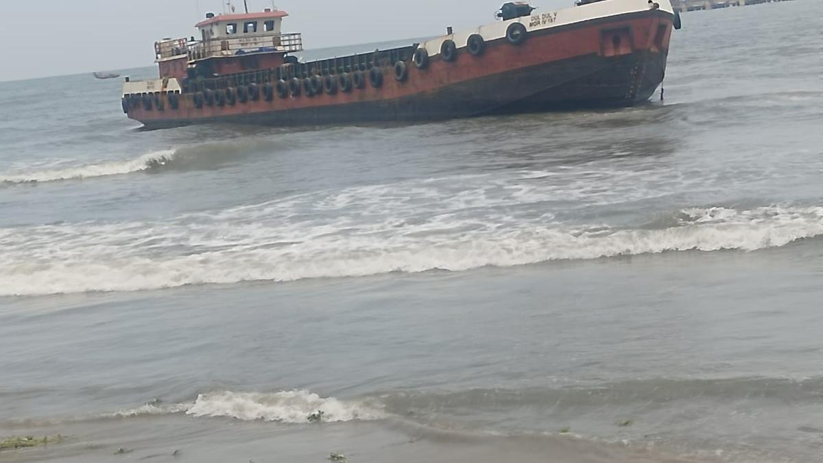 barge-runs-aground-in-fort-kochi