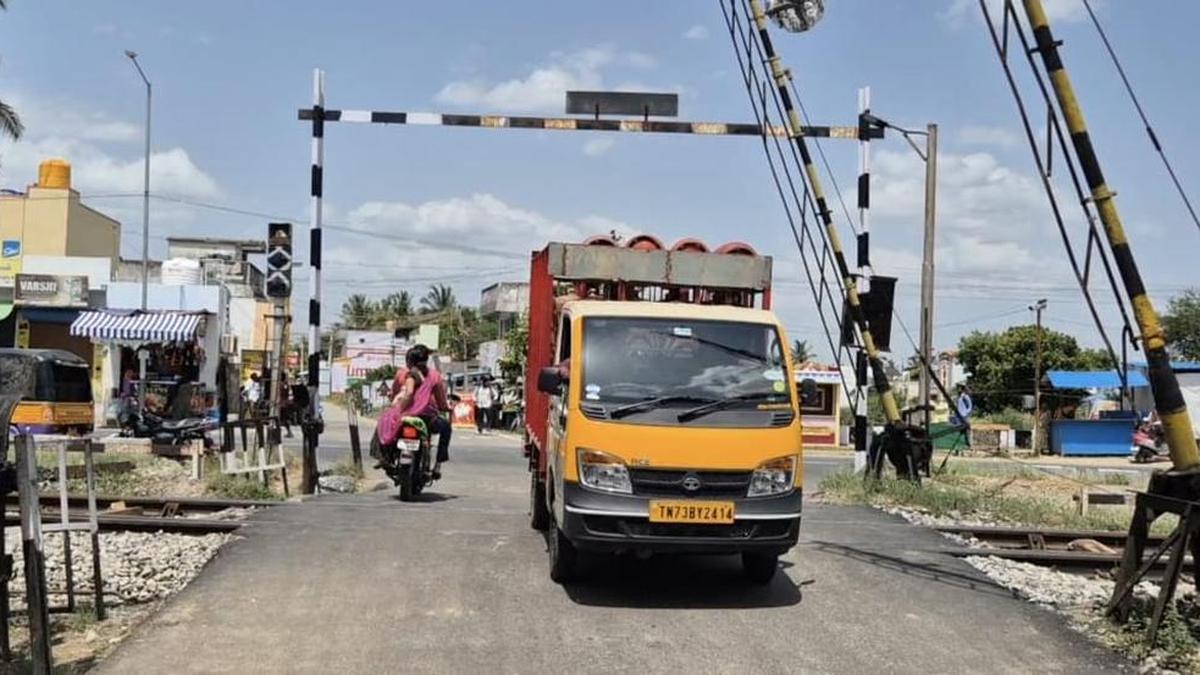 southern-railway-launches-drive-to-ensure-safety-at-non-interlocked-level-crossing-gates