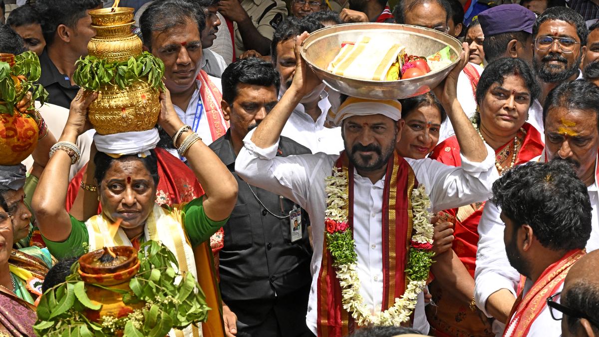 a-riot-of-colour,-devotion-and-drumbeats:-bonalu-draws-lakhs-to-ujjaini-mahankali-temple