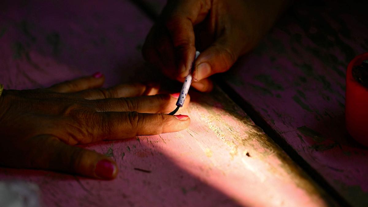 kudawala-distribute-electoral-enumeration-roll-forms-to-voters-in-patna