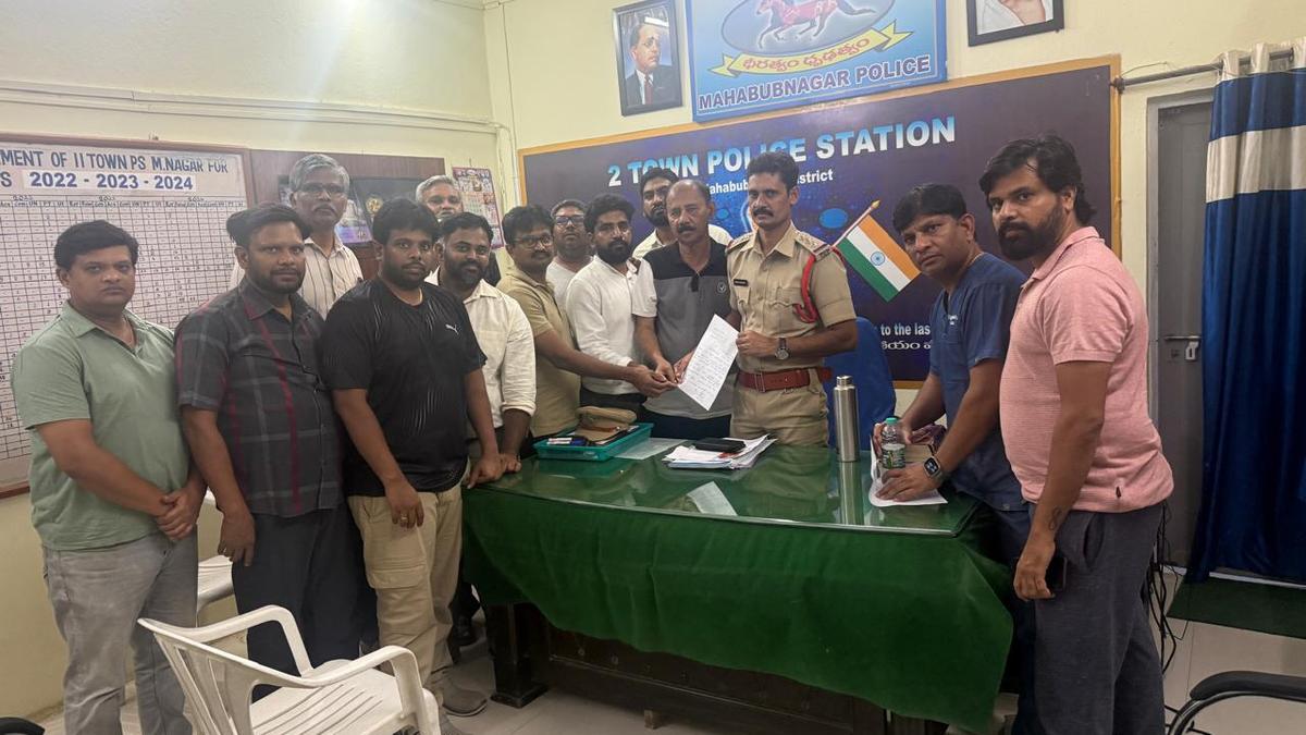 mob-attacks-doctors-in-telangana’s-mahabubnagar-after-death-of-patient