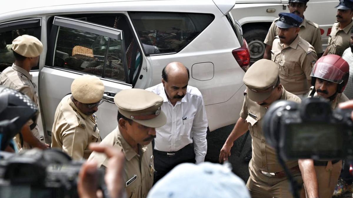 kerala-university-v-c-mohanan-kunnummal-returns-amid-tight-security;-sfi-refrains-from-protesting-on-campus