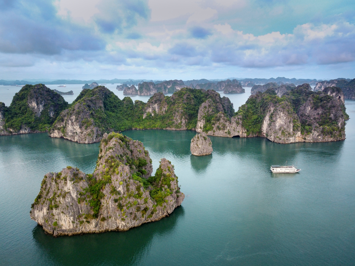 Boat tragedy: More than 30 dead in Ha Long Bay