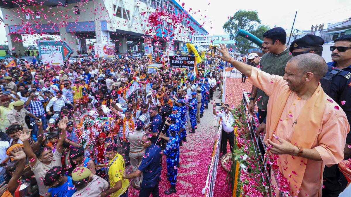 people-trying-to-defame-kanwar-yatris:-adityanath