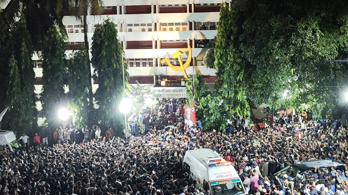 vs.-achuthanandan:-thiruvananthapuram-witnesses-an-outpouring-of-emotions-as-a-dear-leader-departs