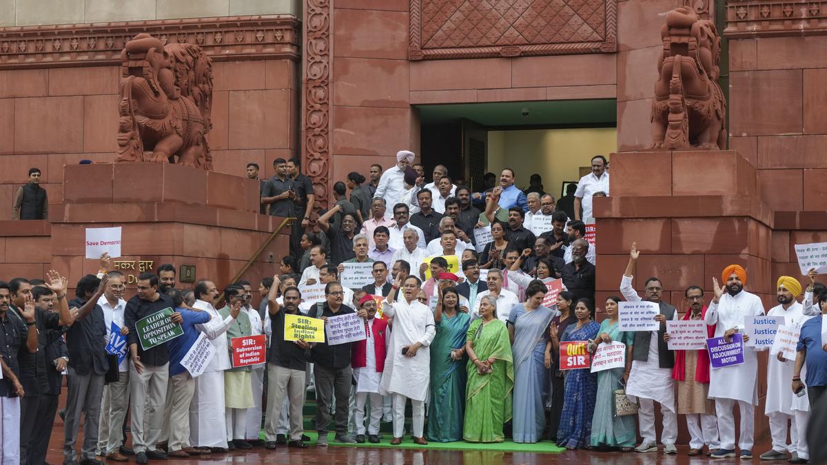 india-bloc-mps-protest-in-parliament-complex-against-sir-exercise-in-bihar