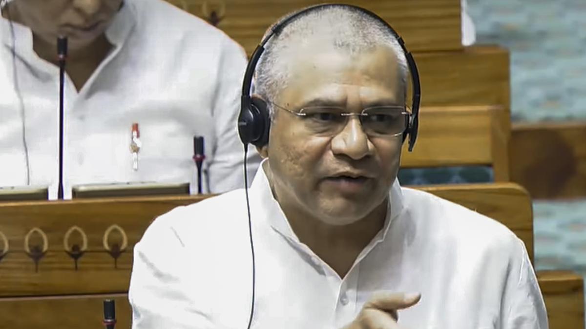 2,282-fatalities-reported-on-mumbai’s-suburban-railway-network-in-2024:-railway-minister-vaishnaw