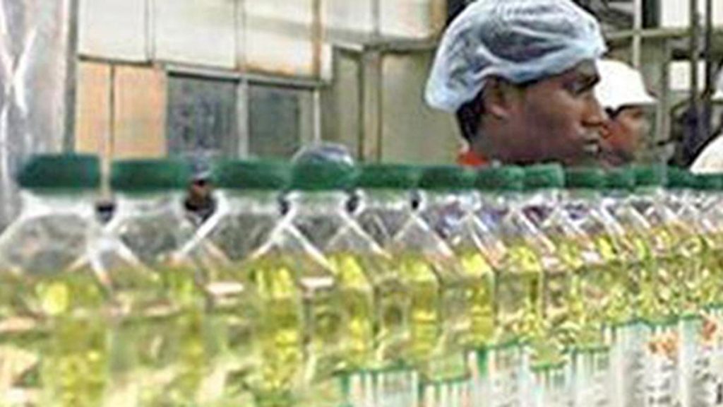 Pass on benefits of import duty cuts in edible to consumers: Minister to industries