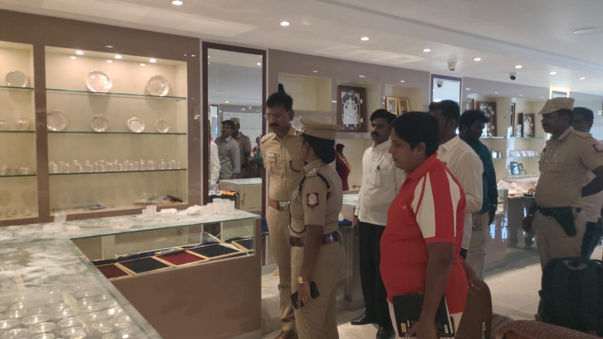 gang-steals-15-kg-silver,-cash-and-gold-from-jewellery-showroom-in-arani