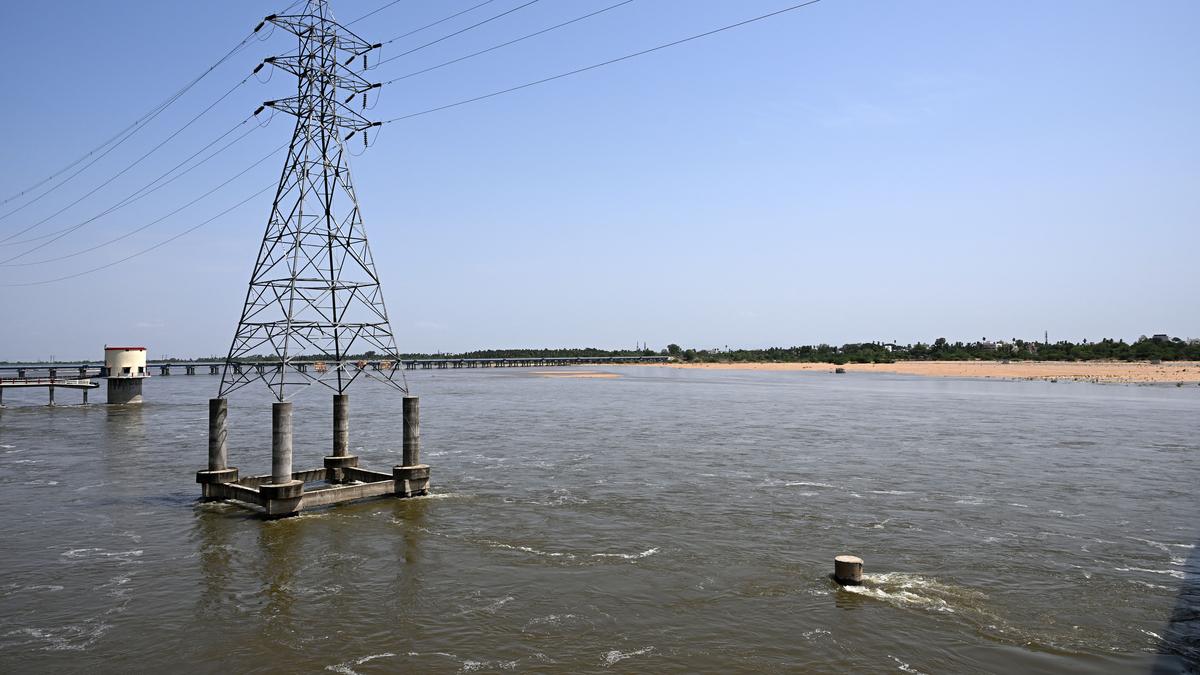 ndrf-team-stationed-in-tiruchi-district-for-rescue-work-as-surplus-water-is-released-into-kollidam