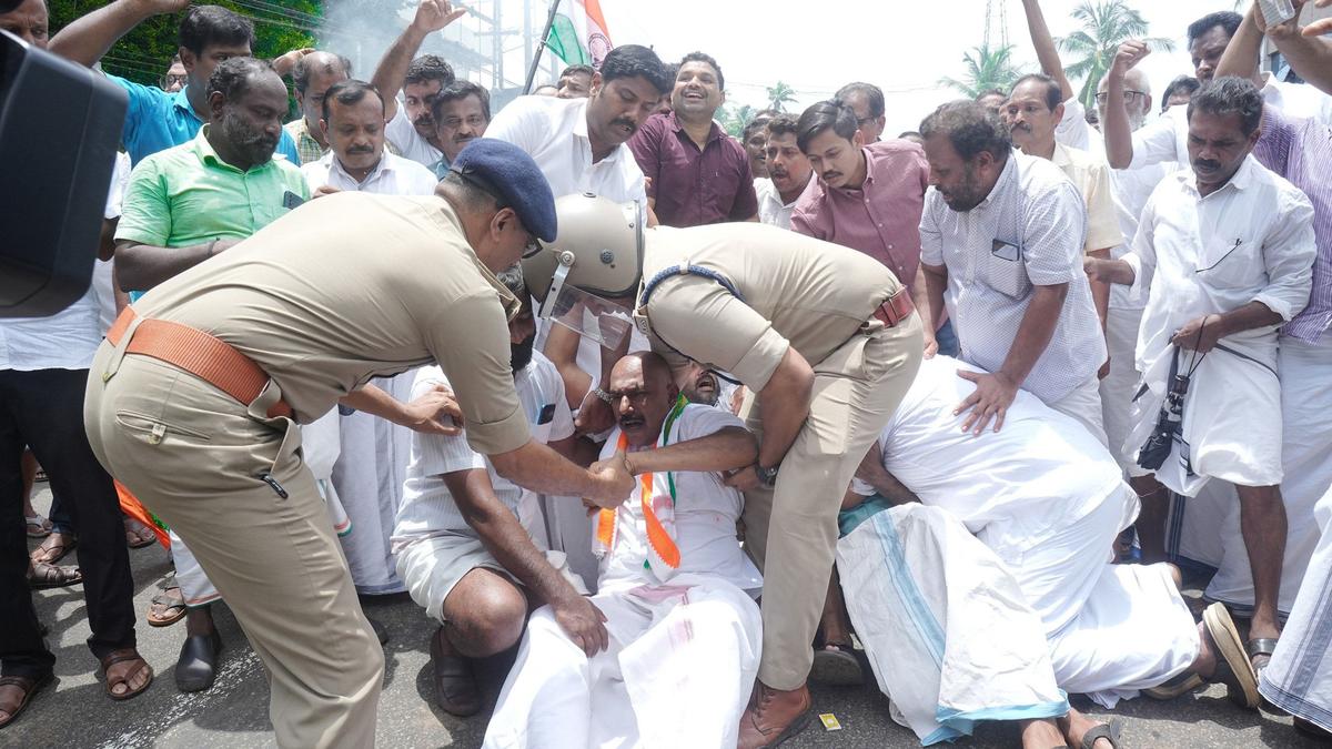 wild-animal-menace:-karshaka-congress-workers-take-out-march-to-thamarassery-forest-office