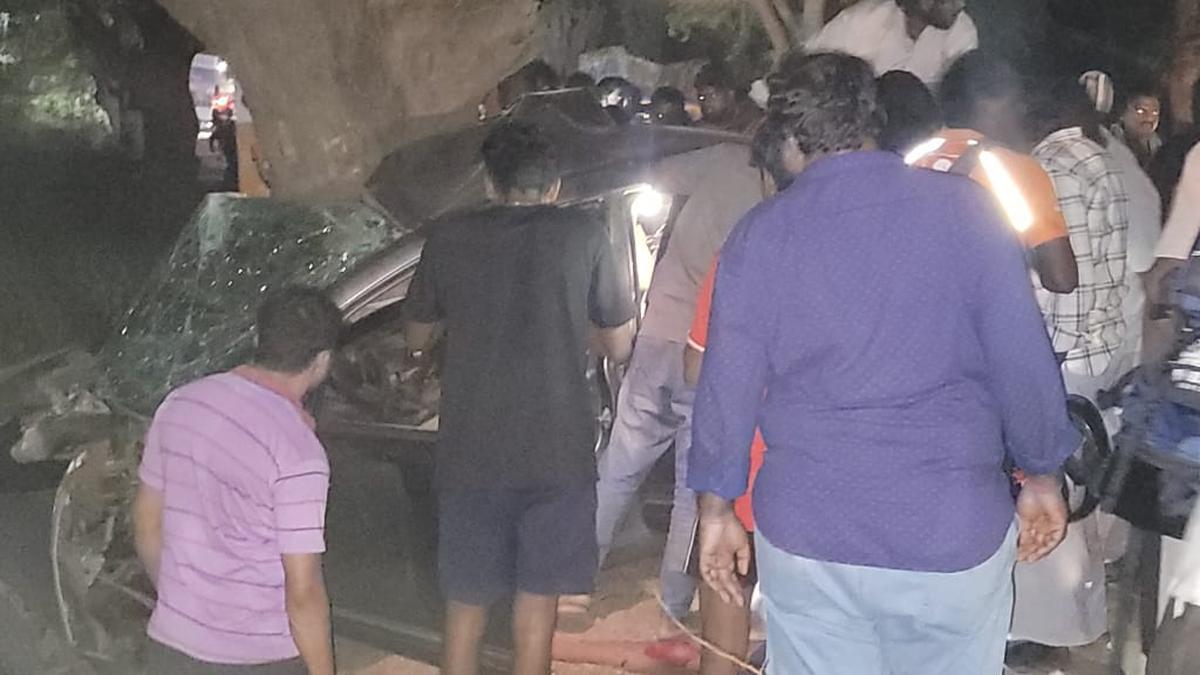 five-college-students-injured-as-car-crashes-into-tamarind-tree-near-coimbatore