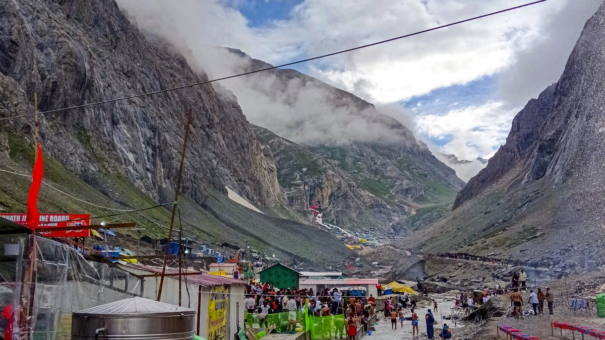 amarnath-yatra-suspended-on-pahalgam,-baltal-routes-due-to-heavy-rains-in-jammu-and-kashmir