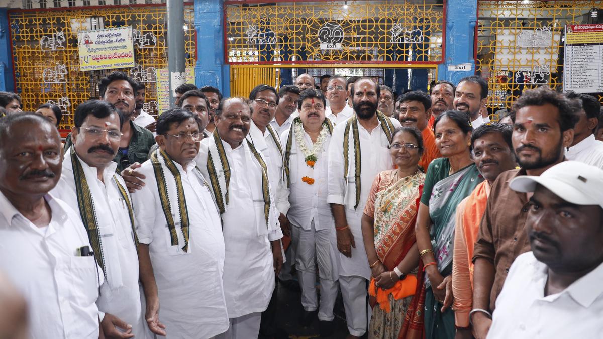 cm-facing-opposition-from-his-own-party-on-10%-muslims-quota,-claims-bjp