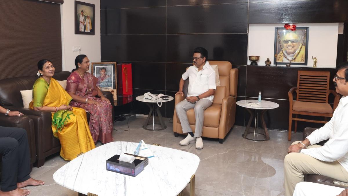 premallatha-vijayakant-meets-tn.-cm-stalin,-enquires-about-his-health