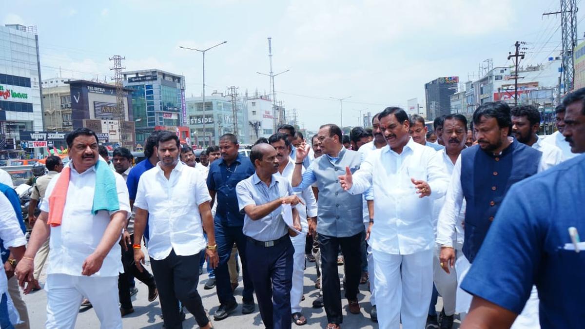 lb-nagar-pedda-amberpet-elevated-corridor-to-be-executed-on-priority:-komatireddy