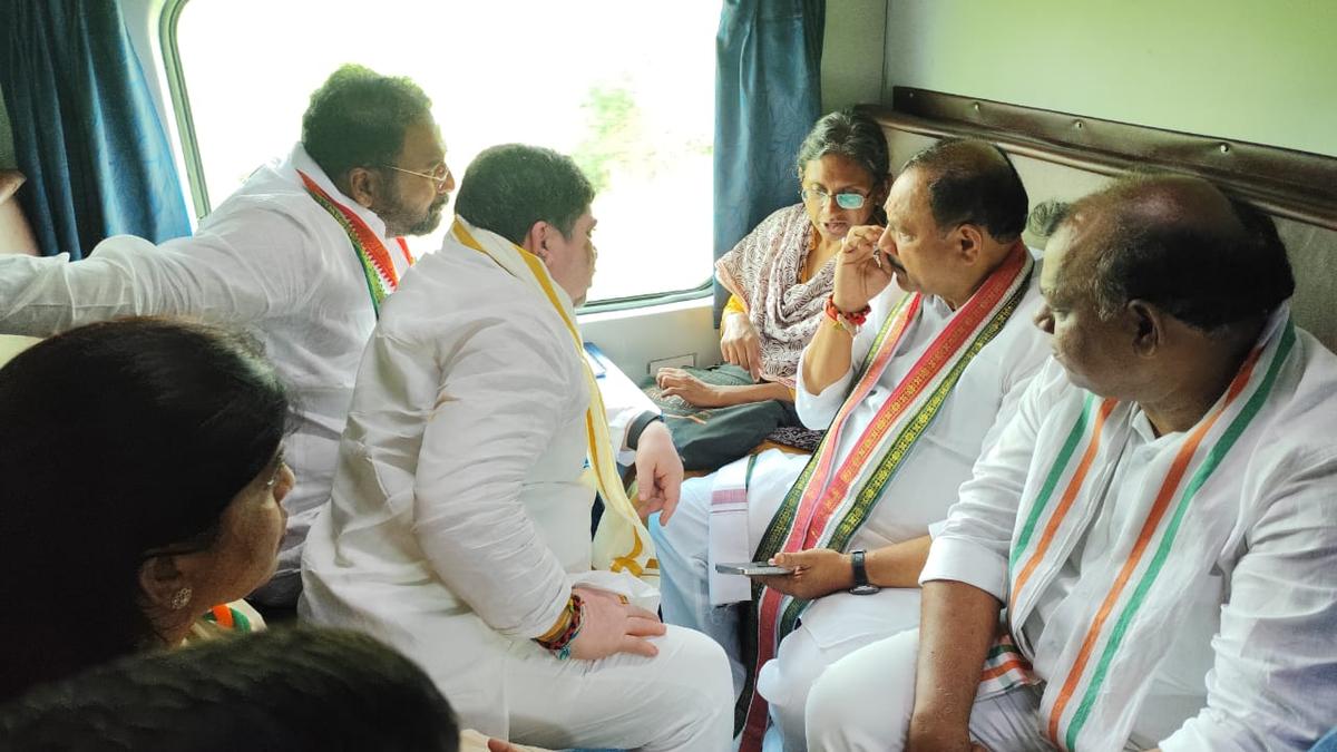 telangana-congress-leaders-depart-for-delhi-in-a-special-train-to-demand-42%-bc-reservations