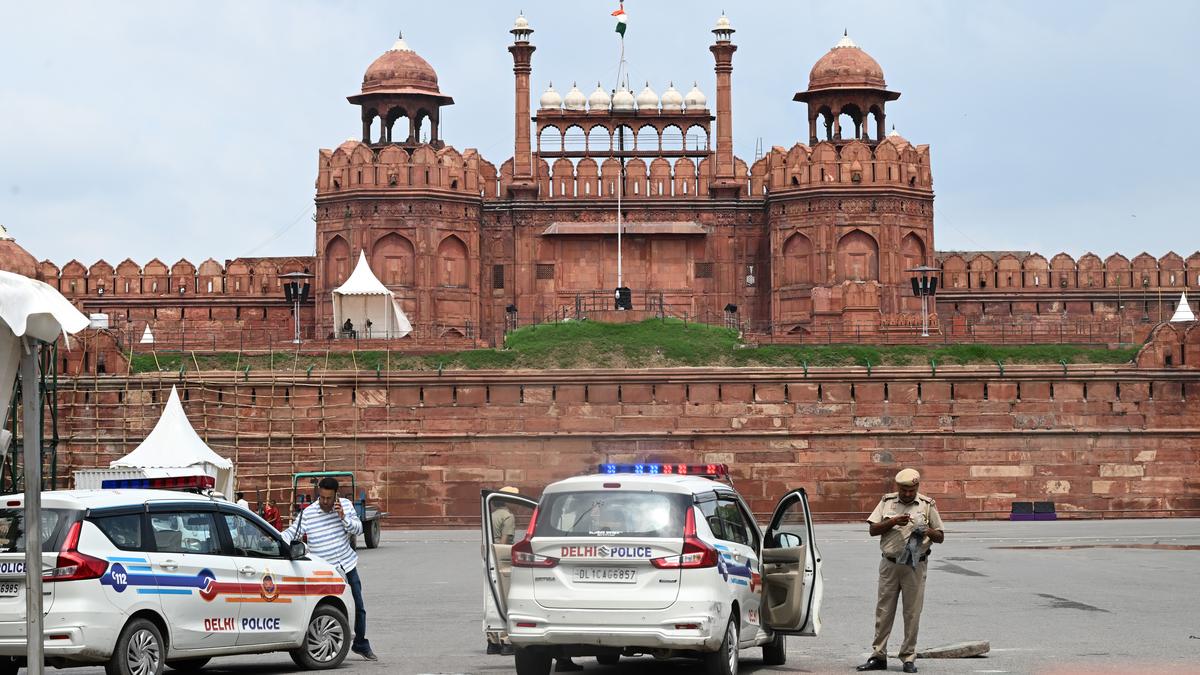 five-bangladeshi-nationals-detained-from-red-fort,-questioned-by-intelligence-agencies
