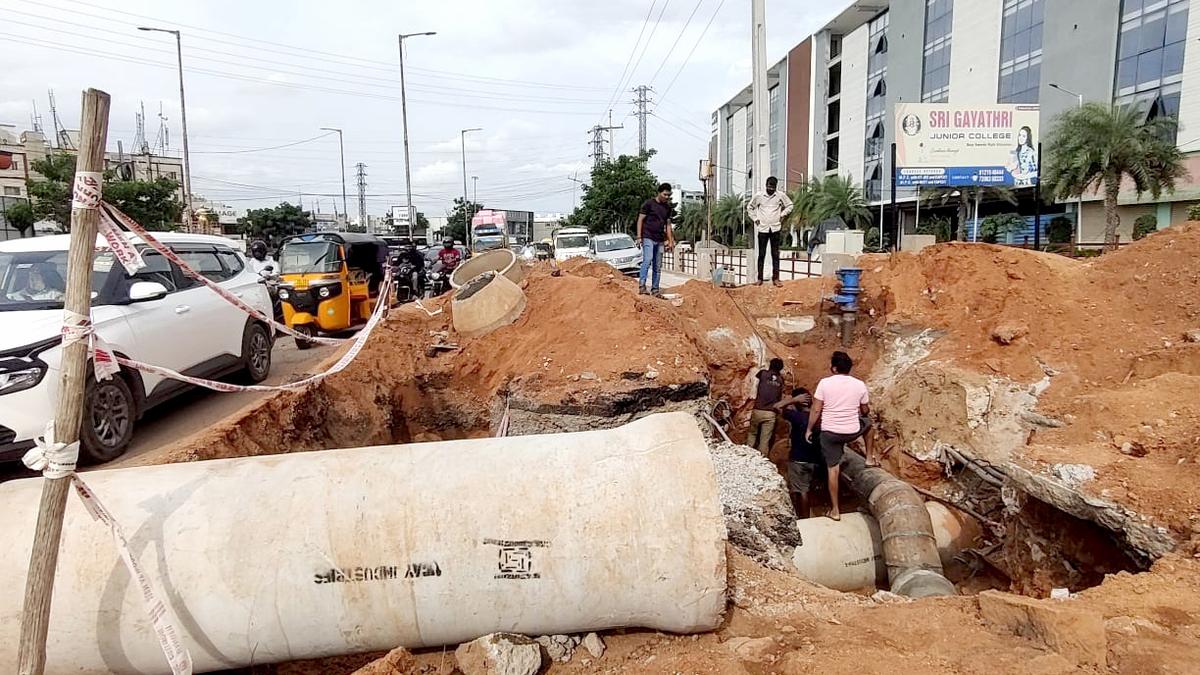 hectic-road-digging-creates-blockade-for-commuters