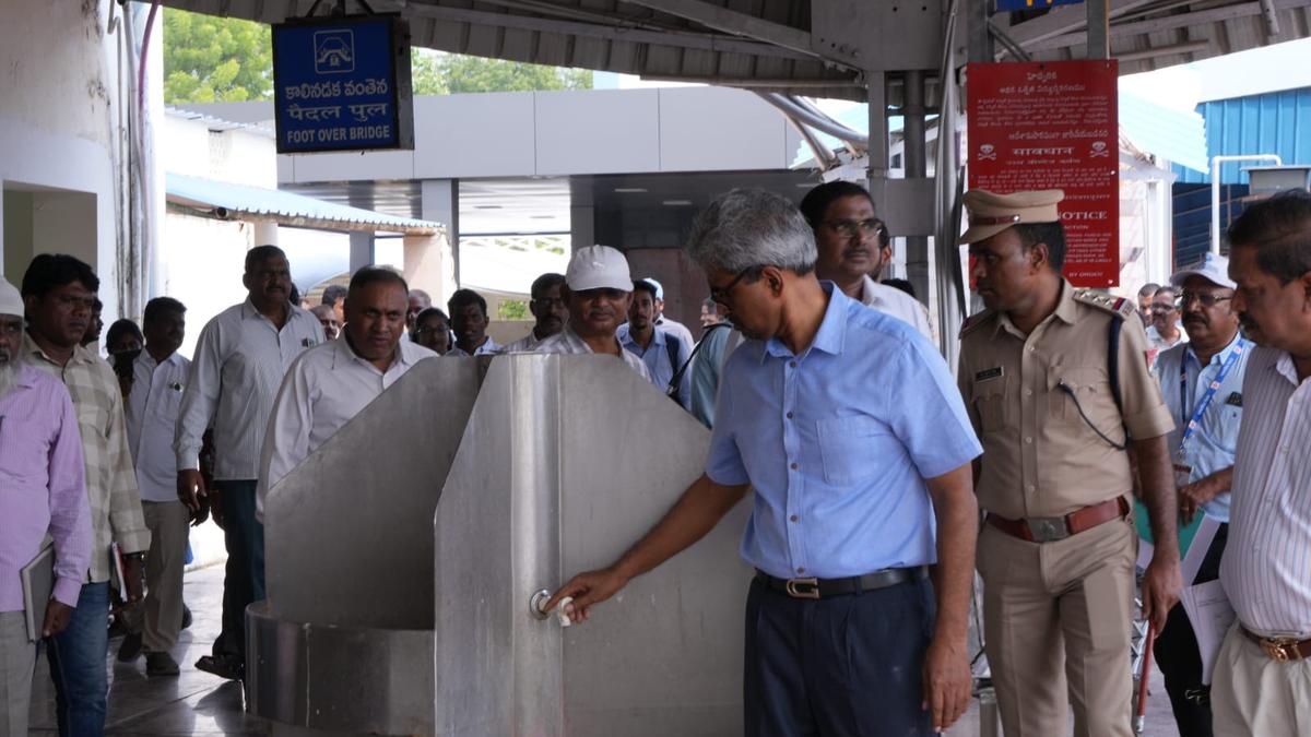 scr-gm-inspects-pagidipalli-guntur-vijayawada-section