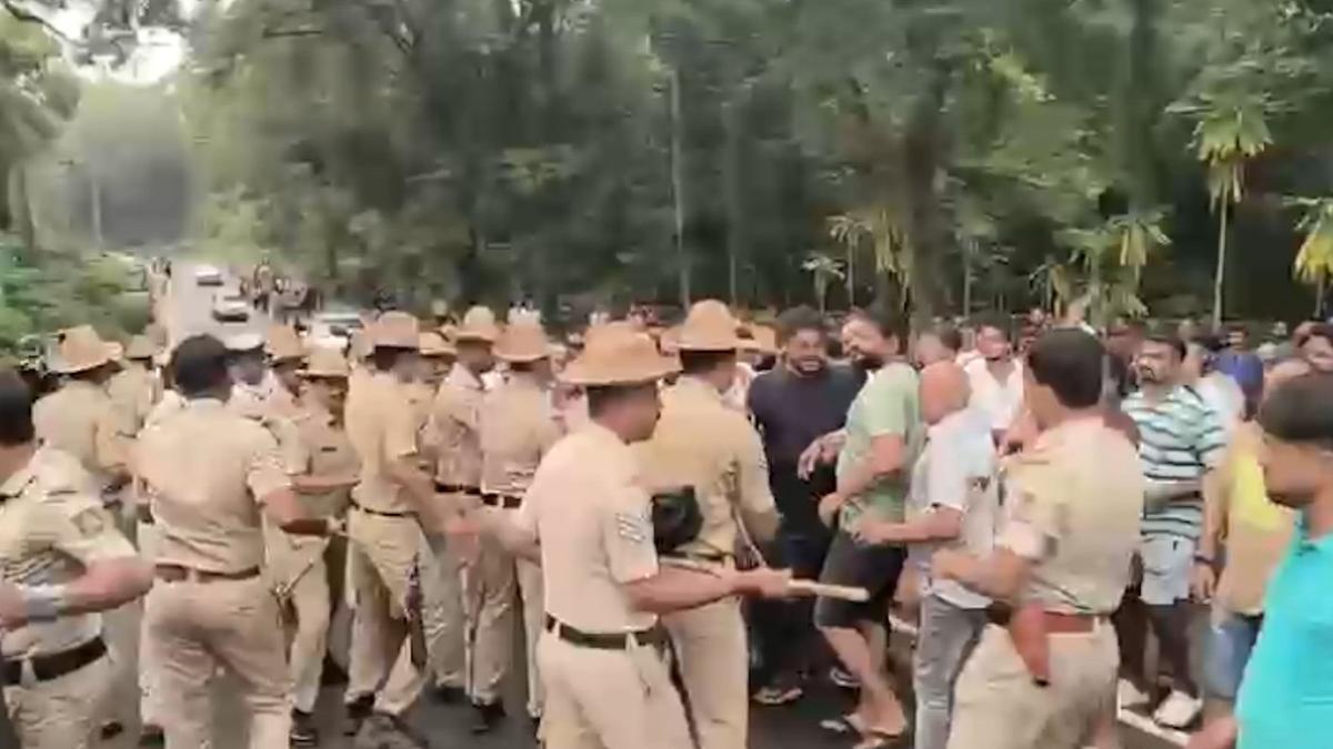 youtubers,-kannada-tv-news-channel-reporter-attacked-in-dharmasthala