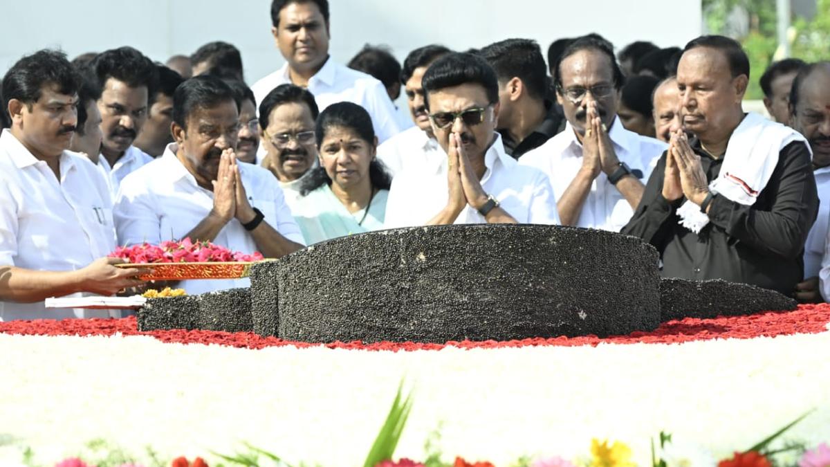 tn-cm-stalin-leads-rally-to-mark-death-anniversary-of-karunanidhi;-pays-tributes-to-late-ms.-swaminathan