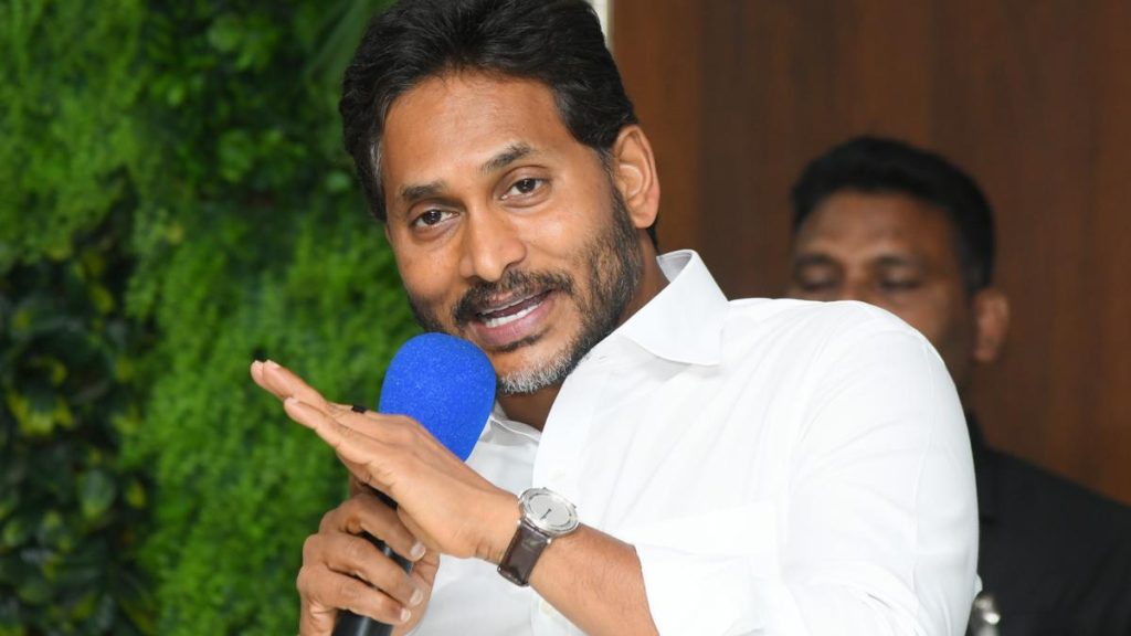 NDA govt. stopped all welfare schemes for weavers, says Jagan