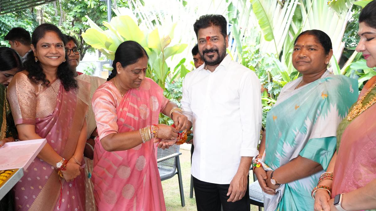 seethakka-and-surekha-tie-rakhi-to-chief-minister