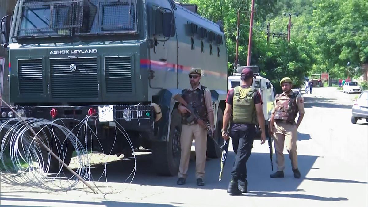 security-forces-engage-two-groups-of-‘highly-trained’-terrorists-in-firefight-in-j&k’s-kishtwar,-kulgam