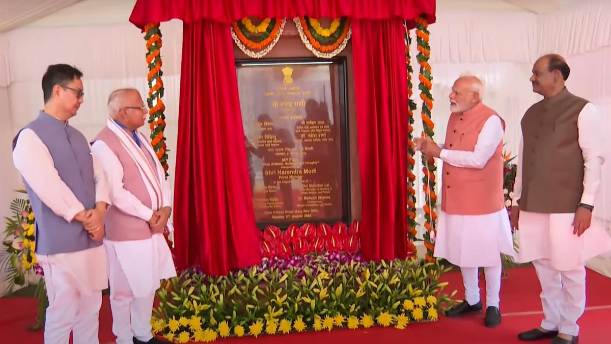 pm-modi-inaugurates-newly-constructed-flats-for-mps