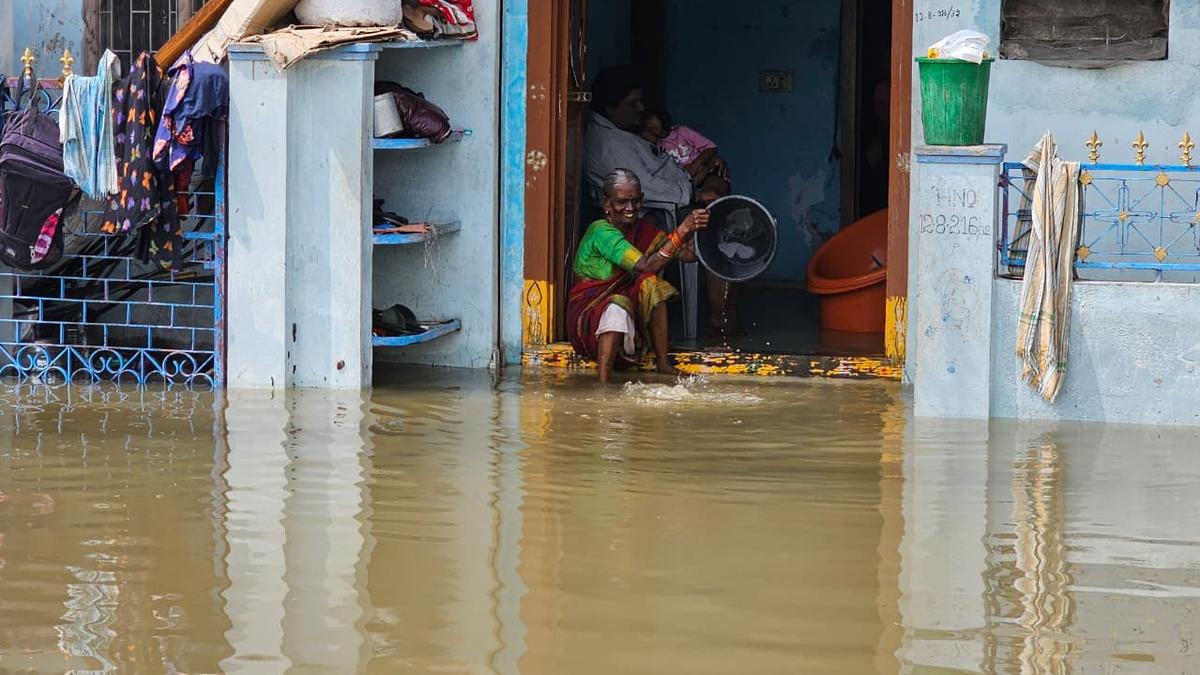 floods-hit-residential-areas-in-telangana’s-warangal;-family-escapes-from-car-stuck-in-floodwaters