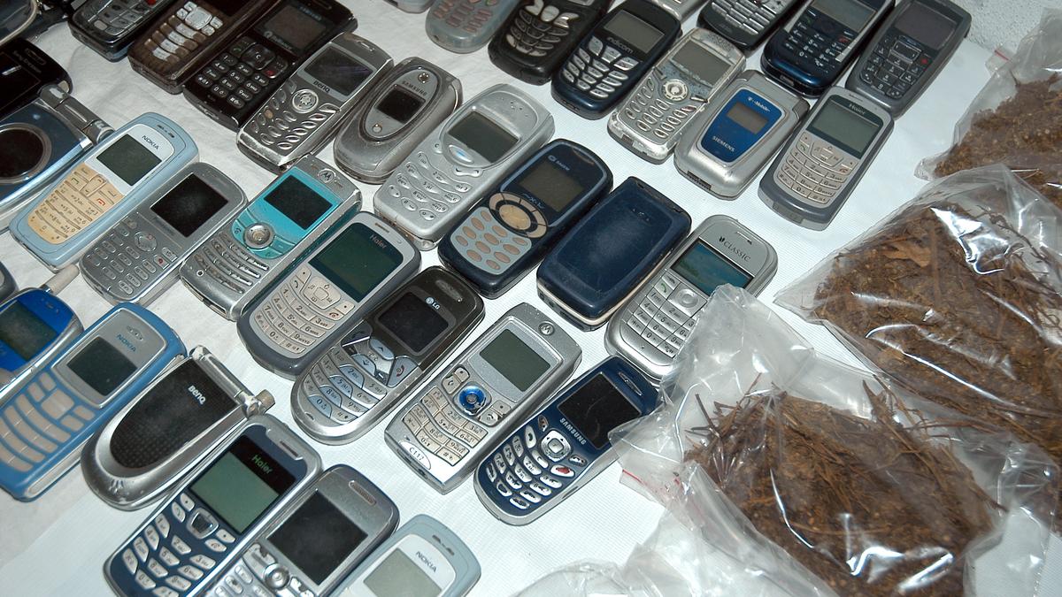 man-held-on-charge-of-stealing-phones-in-bengaluru;-police-recover-80-phones-from-him