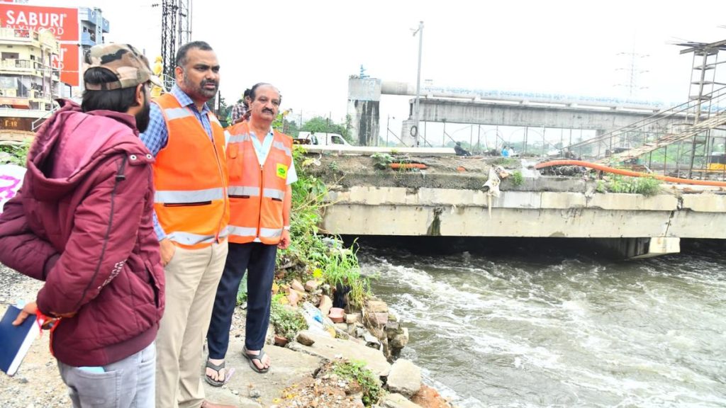 hyderabad-rain-august-13-|-don’t-open-manholes,-inform-control-room-if-there-are-issues:-ghmc-commissioner