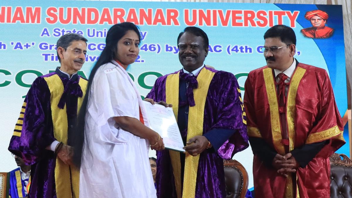 tn.-research-scholar-refuses-to-receive-degree-from-governor-ravi-at-convocation-in-tirunelveli