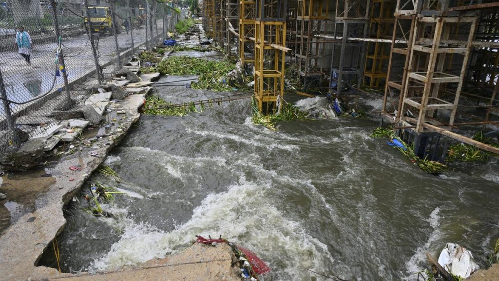 Steady flood continues into Himayatsagar 