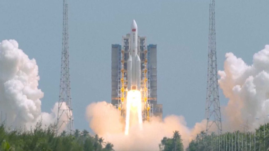 China launches 8th batch of satellites for 13,000-strong internet megaconstellation (video)
