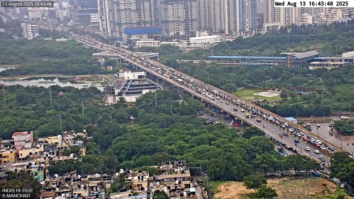 waterlogging,-peak-hour-rush trigger-traffic-chaos-across-hyderabad-on-august-13